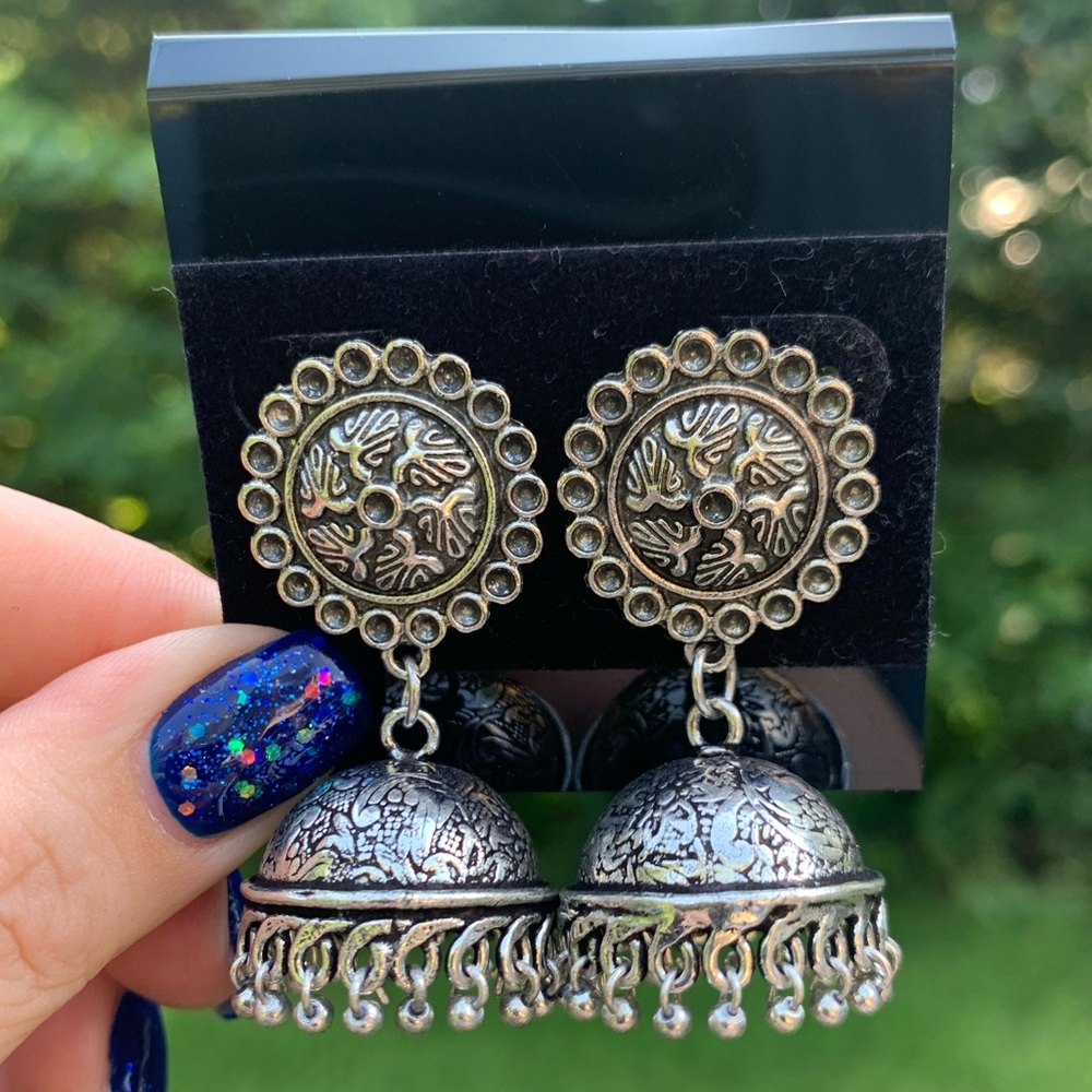 NWT Engraved Metal Fringe Shaker Earrings - Picture 6 of 6